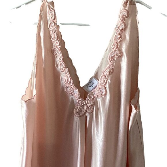 Vintage Vanity Fair Eaton nightgown small.  0425 - Picture 5 of 9